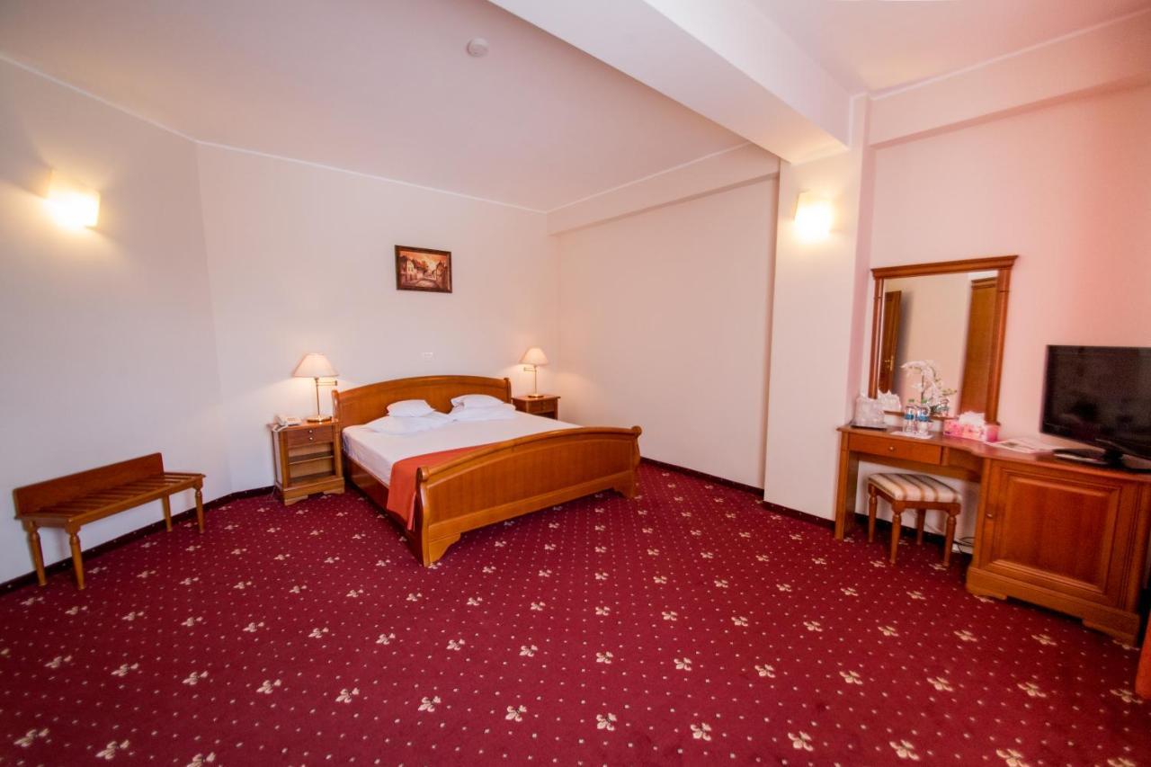 Hotel AmaDeus Focşani Buitenkant foto