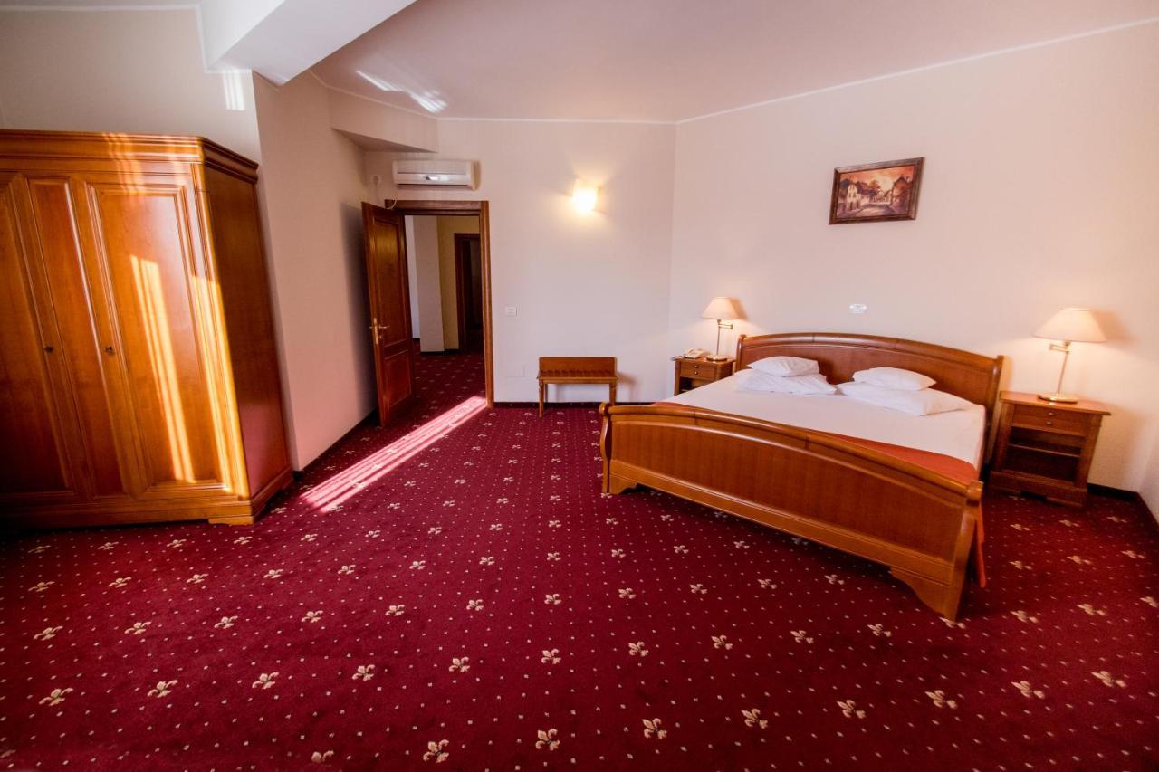 Hotel AmaDeus Focşani Buitenkant foto